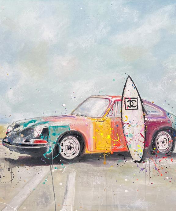 Gestreifter Porsche mit Chanel Surfbrett