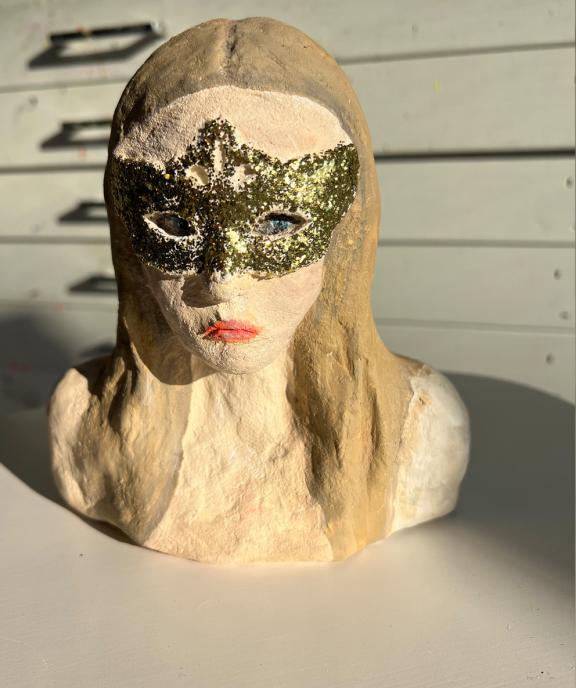Büste mit Glitzermaske