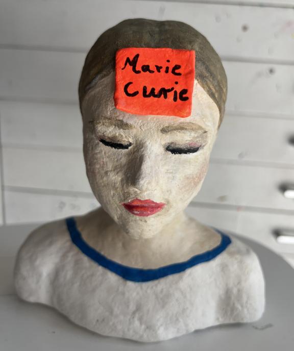 Vorderansicht Plastik Who am I - Marie Curie