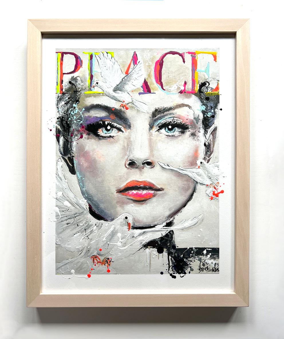 Giclée Print vom Portrait Peace mit Tauben im Holz-Glasrahmen