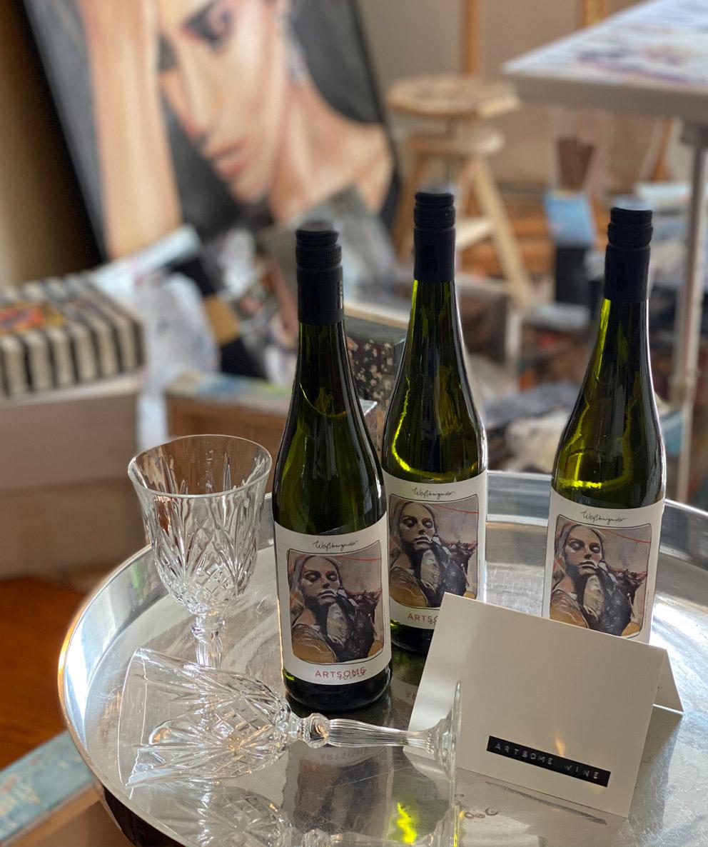 Weinflaschen in Szene gesetzt, mit Kunst-Etiketten von Astrid Stöfhas