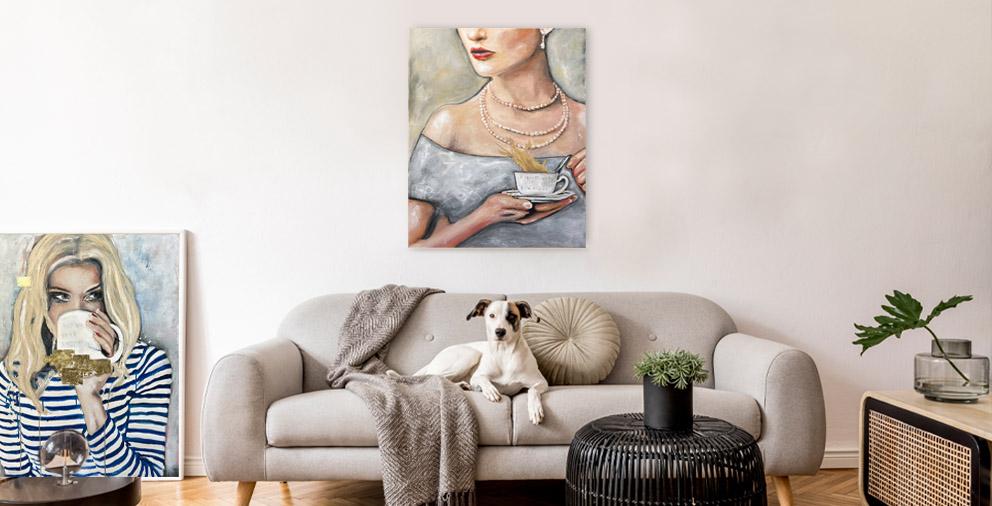 Contemporary art Bilder mit Kaffeetrinkerin im Wohnzimmer