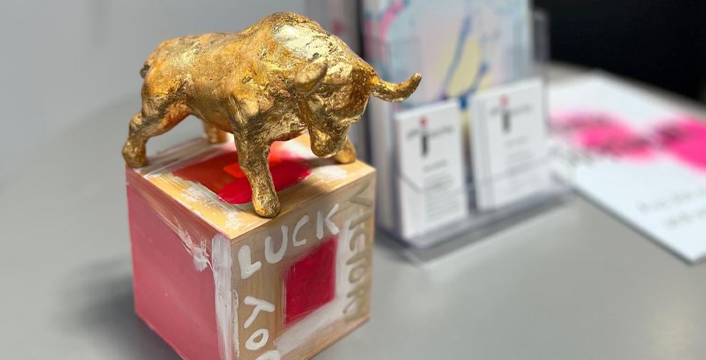 Stier Skulptur Blattgold