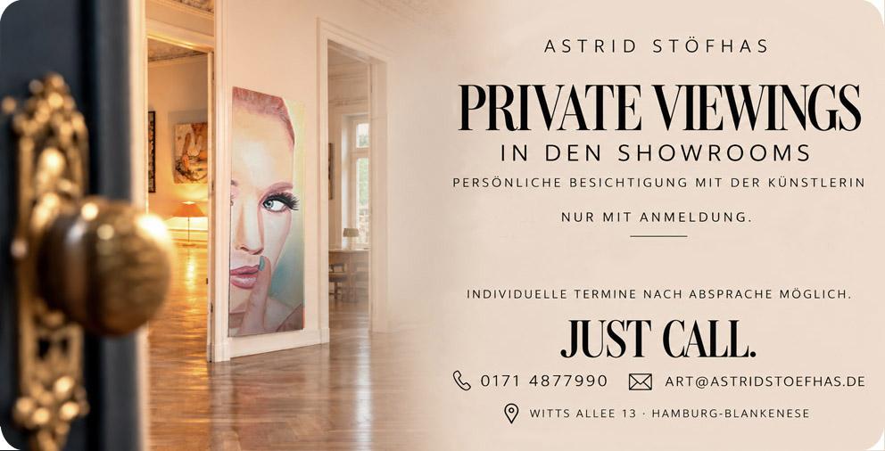 Ein Blick in die lichtdurchfluteten Showrooms von Astrid Stöfhas in Hamburg-Blankenese: Warme Farben, elegantes Parkett und ausdrucksstarke Gemälde schaffen einen persönlichen Rahmen für die Begegnung mit Kunst.  Am 24., 25. und 31. Oktober 2026 lädt die 